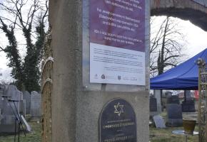 Dzierżoniów. Relacja z ceremonii prezentacji nowego oznakowania cmentarza żydowskiego.