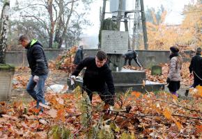 10.11.2014 – Uporządkowano cmentarze w Łaskarzewie