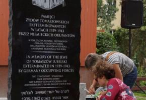 13.07.2016 – Ein Denkmal und eine Wandmalerei im Gedenken an die Juden von Tomaszów Lubelski