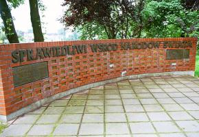 Pomnik upamiętniający Polaków ratujących Żydów w Kielcach (ul. Warszawska 17)