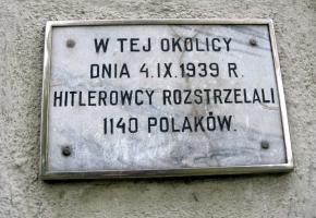 Tablica przy ul. Olsztyńskiej upamiętniająca ofiary „krwawego poniedziałku”