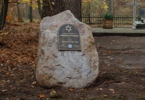 Skarszewy: Cmentarz żydowski (nad jeziorem Borowno, w odległości ok. 3 km od miasta)