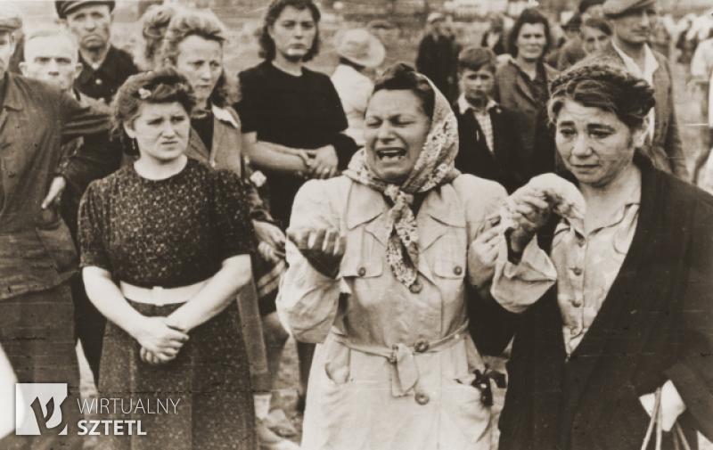 Kielce, cmentarz żydowski. Kobieta płacząca na pogrzebie męża - ofiary pogromu (1946)